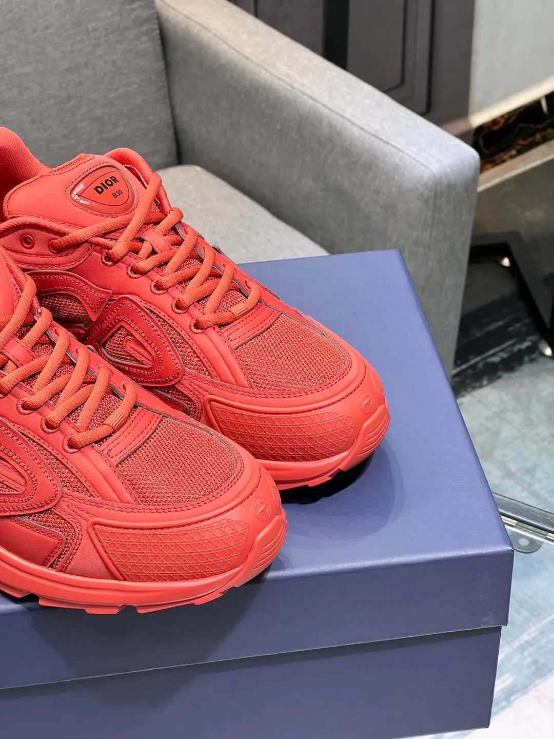 Men's shoes 💰600 high version joint model 🍸 Dior Dior The Island co-branded B30 sneakers follow the trend of the retro market and are Dad Shoes style shoes. The Dior logo on the tongue also indicates that this pair of shoes is the B30 model! B30 uses fine-textured leather and mesh cloth materials to form a shoe body. There are conspicuous letters CD on both sides of the shoe body to indicate the identity. Many lines on the shoe body outline the details, making the shoes look less monotonous and full of retro flavor. ♺ Upper: Original customized technical fabric + mesh ♺ Inner lining: Original customized breathable lining ♺ Outsole: Original molded IP foam + TPU outsole ♺ Heel height: 3.5cm ♺Code number: 39-44 (45 46 customized)